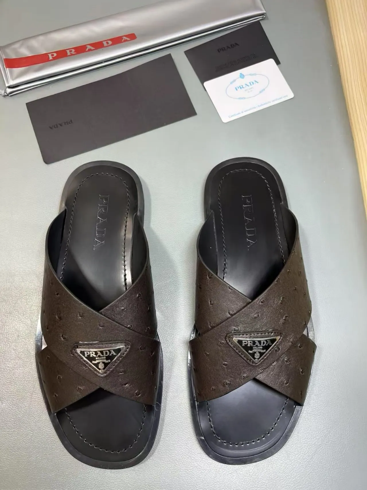 340💰PRADA Prada’s latest slippers are synchronized with the official website. This slipper is made of the brand’s unique and iconic Saffiano leather. The brand logo jumps out from the double straps, and the brand style is clearly visible. Cowhide gives men elegant charm and functional design, making it an ideal choice for vacation and leisure. Size:38-45